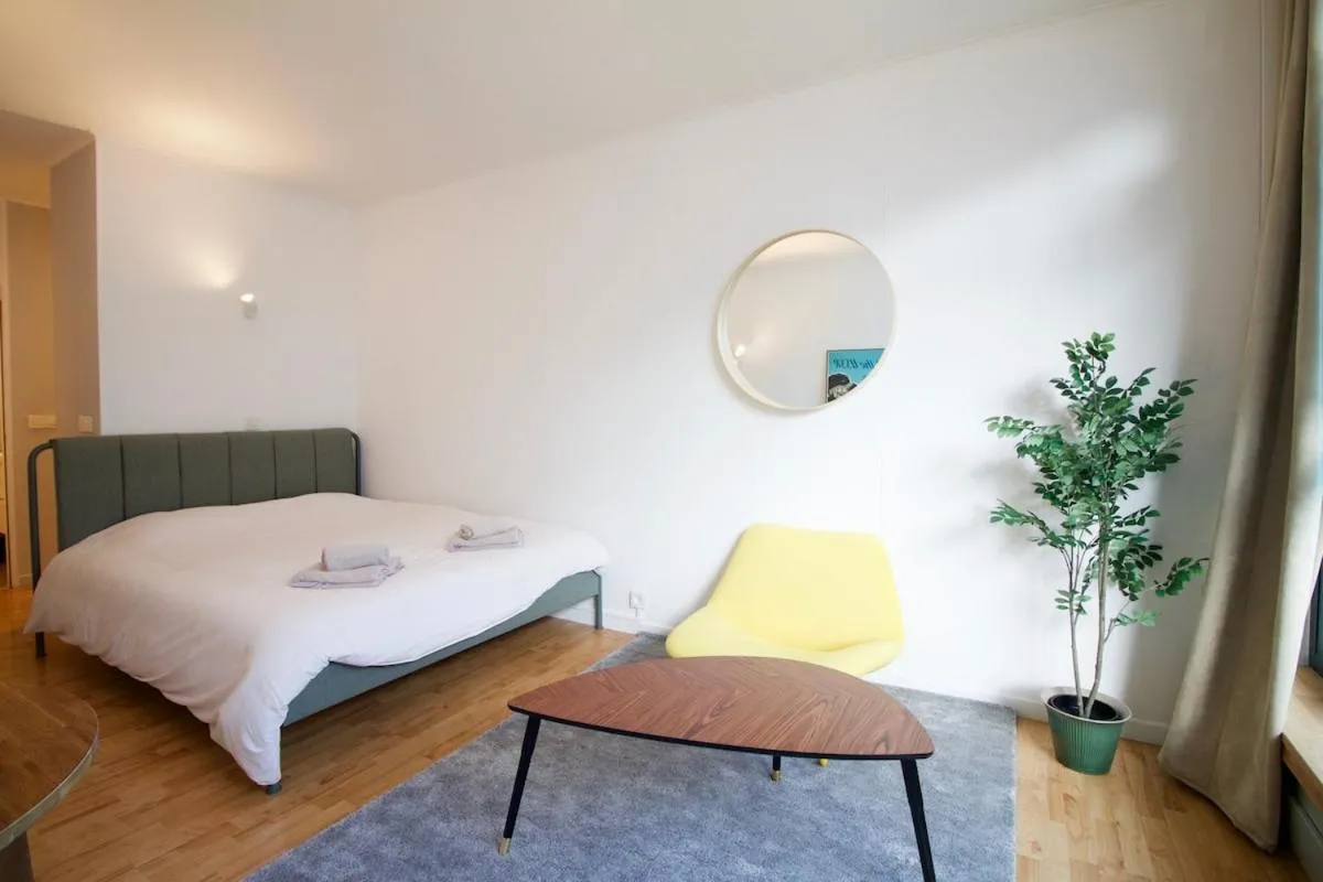Image 5 of Beautiful and bright apt AvLouise