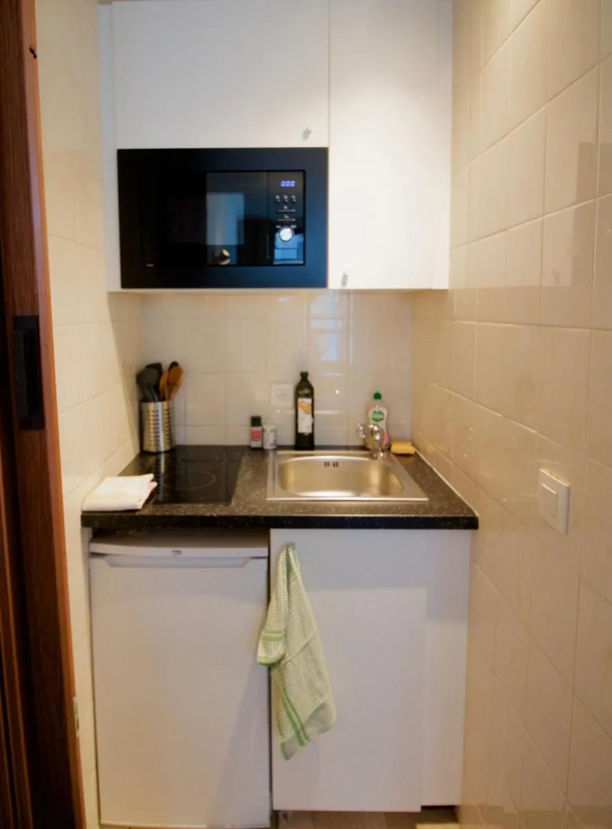 Image 3 of Beautiful and bright apt AvLouise