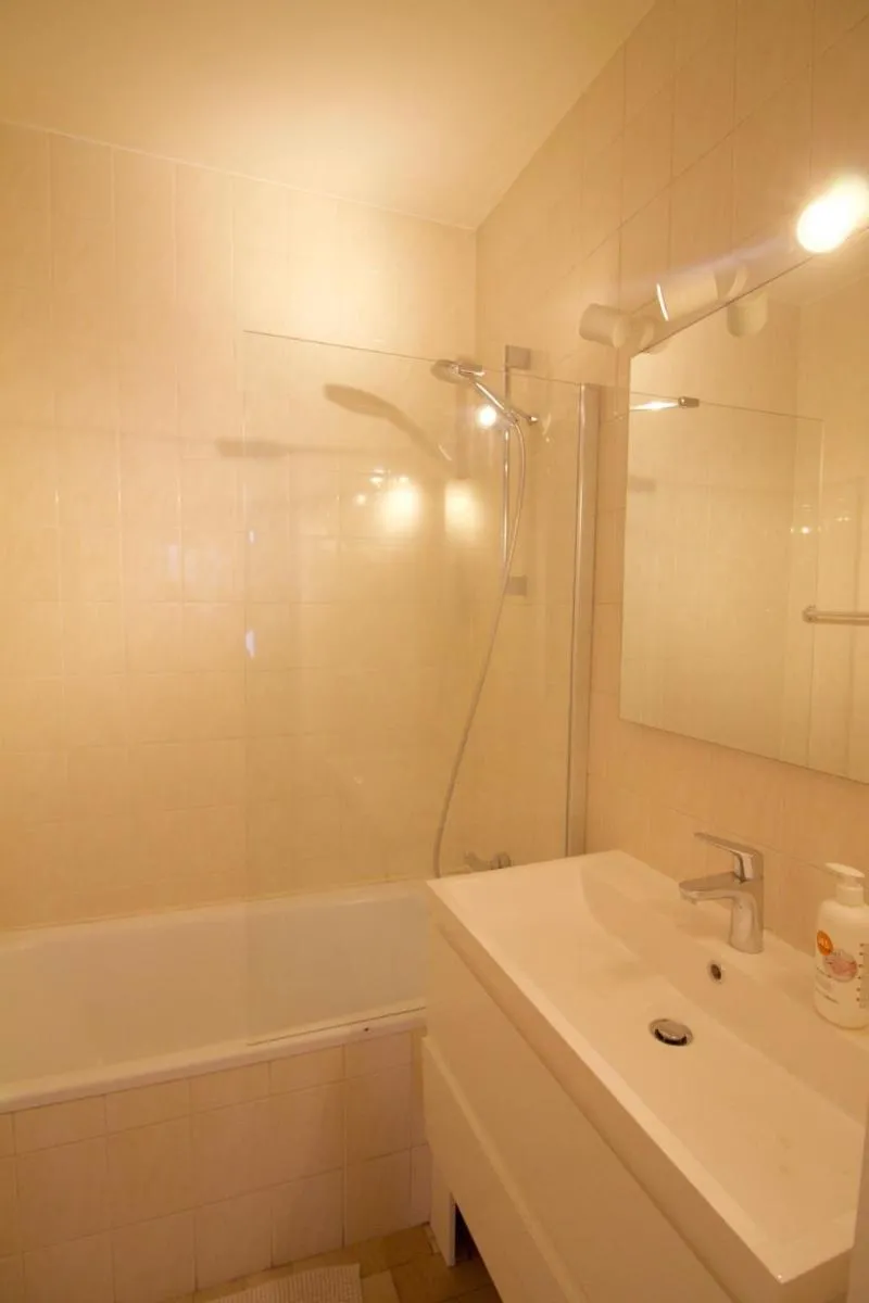 Image 4 of Beautiful and bright apt AvLouise