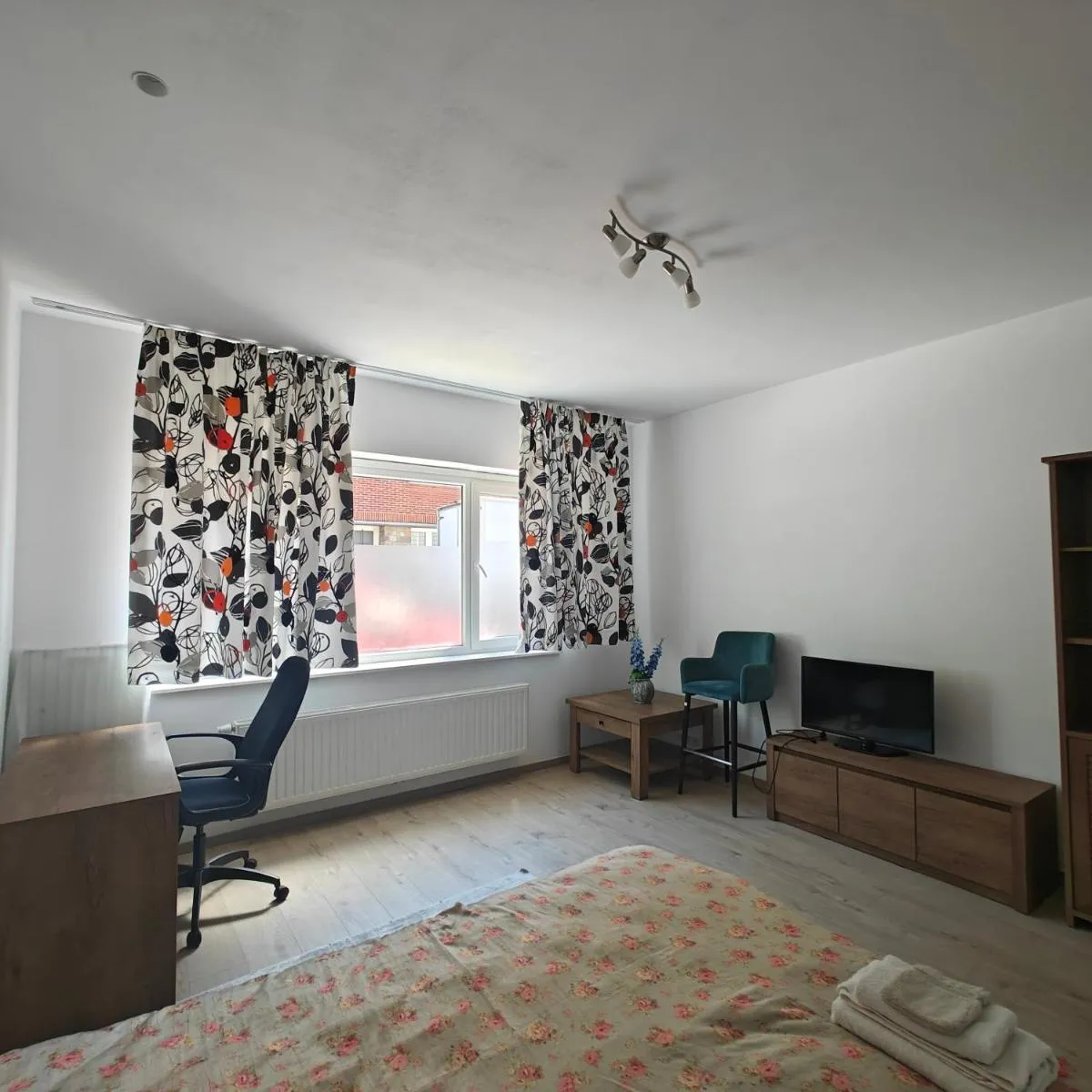 Image 6 of Cosy 2 bedroom apartment with private garden