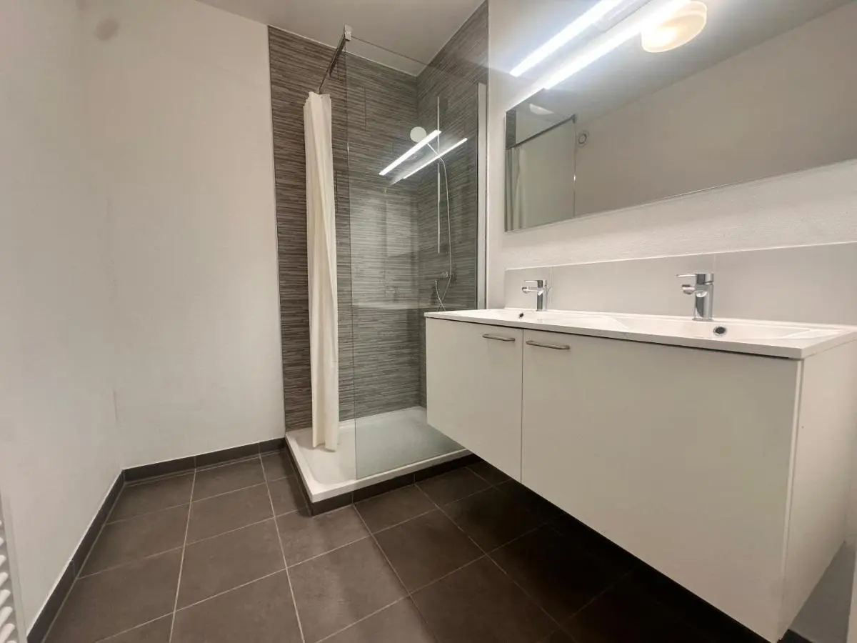 Image 2 of Modern 2 Bedroom Apartment for 6 – City Center