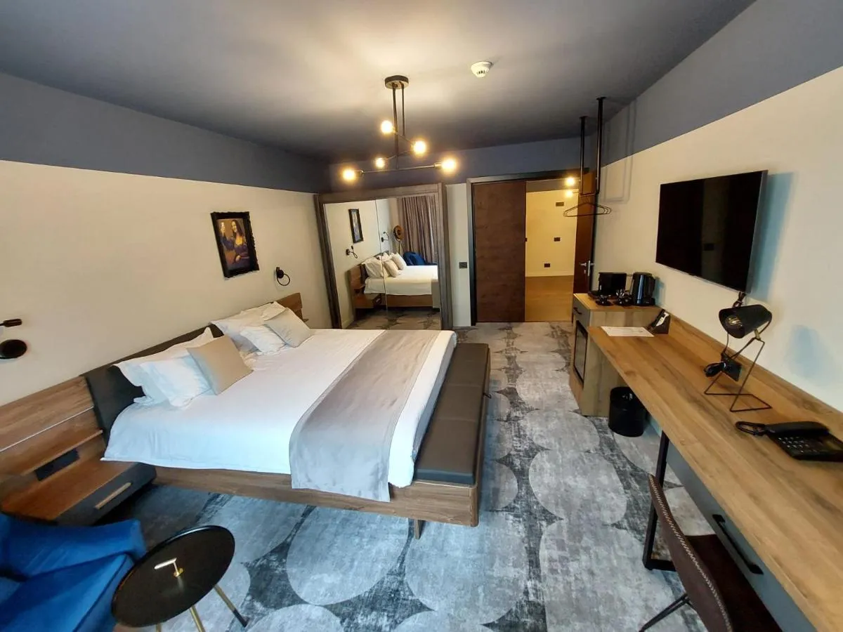 Bucharest Comfort Suites Hotel — 5