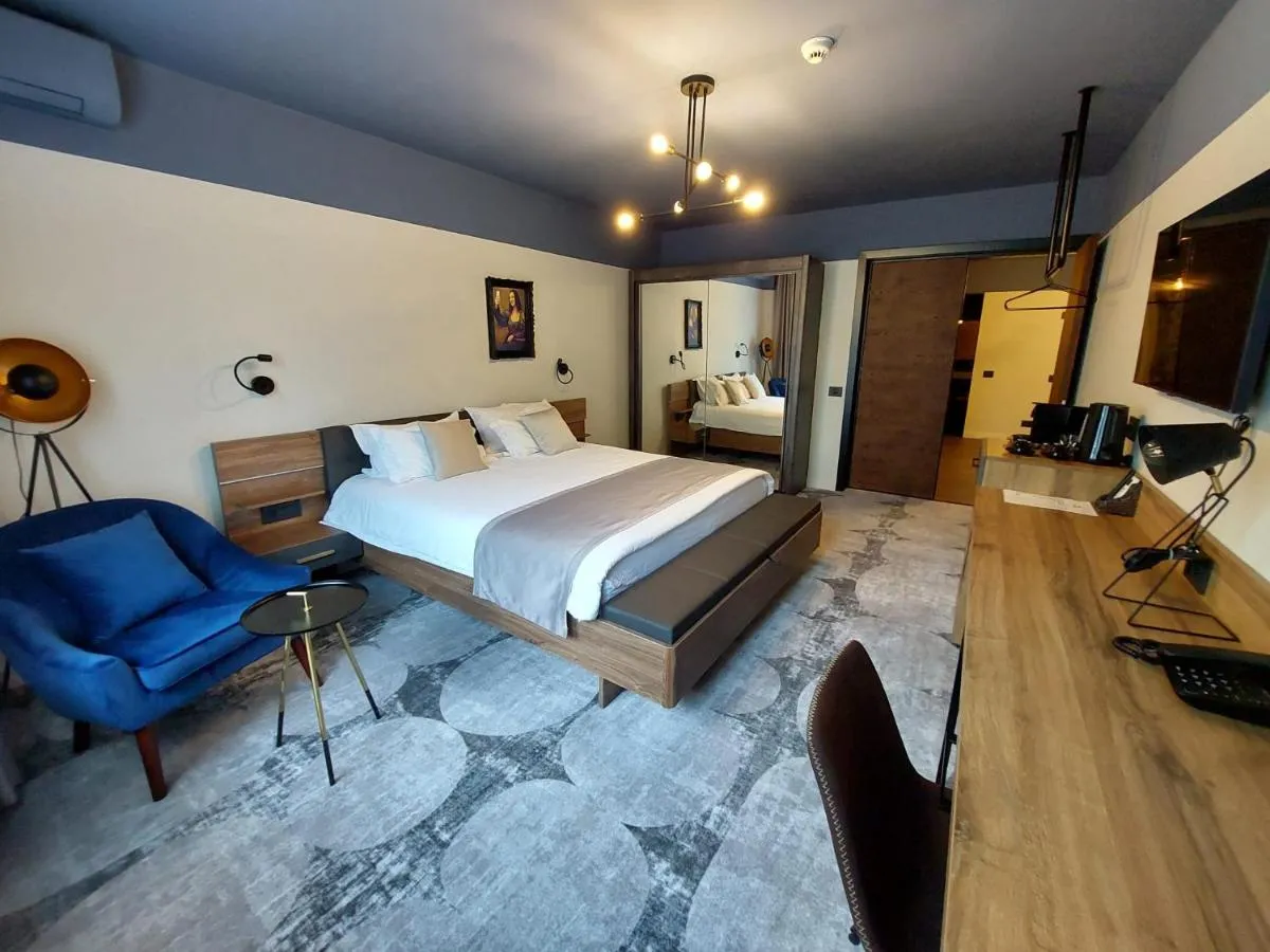 Bucharest Comfort Suites Hotel — 4