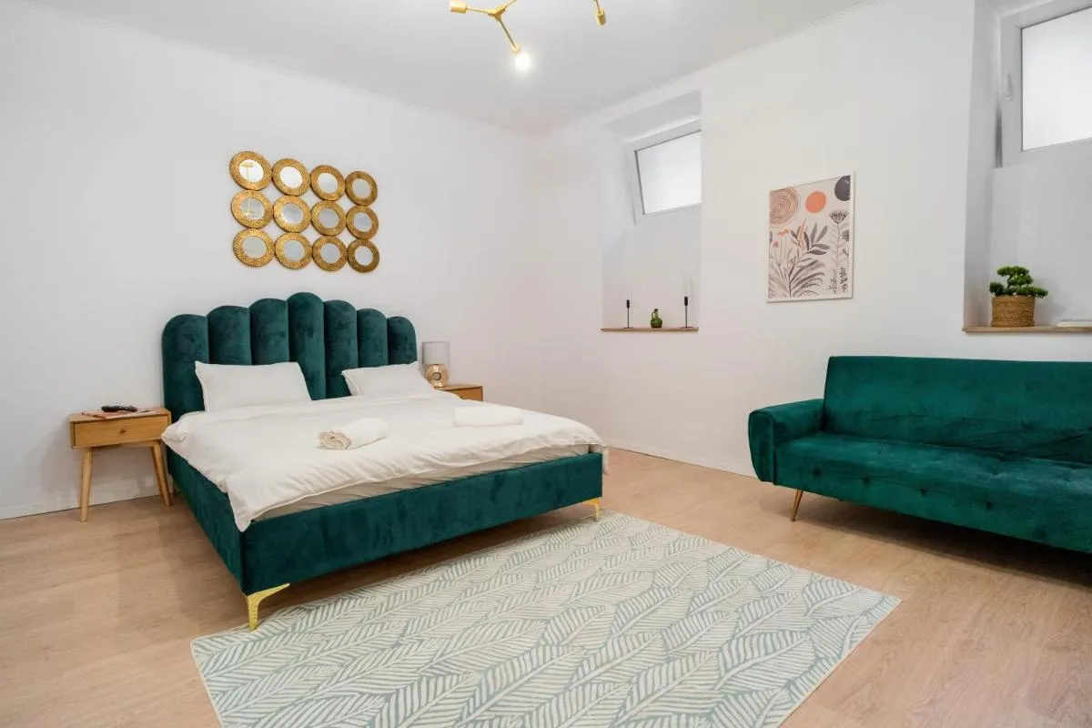 Central 4-Bedroom Apartment near Old Town — 2