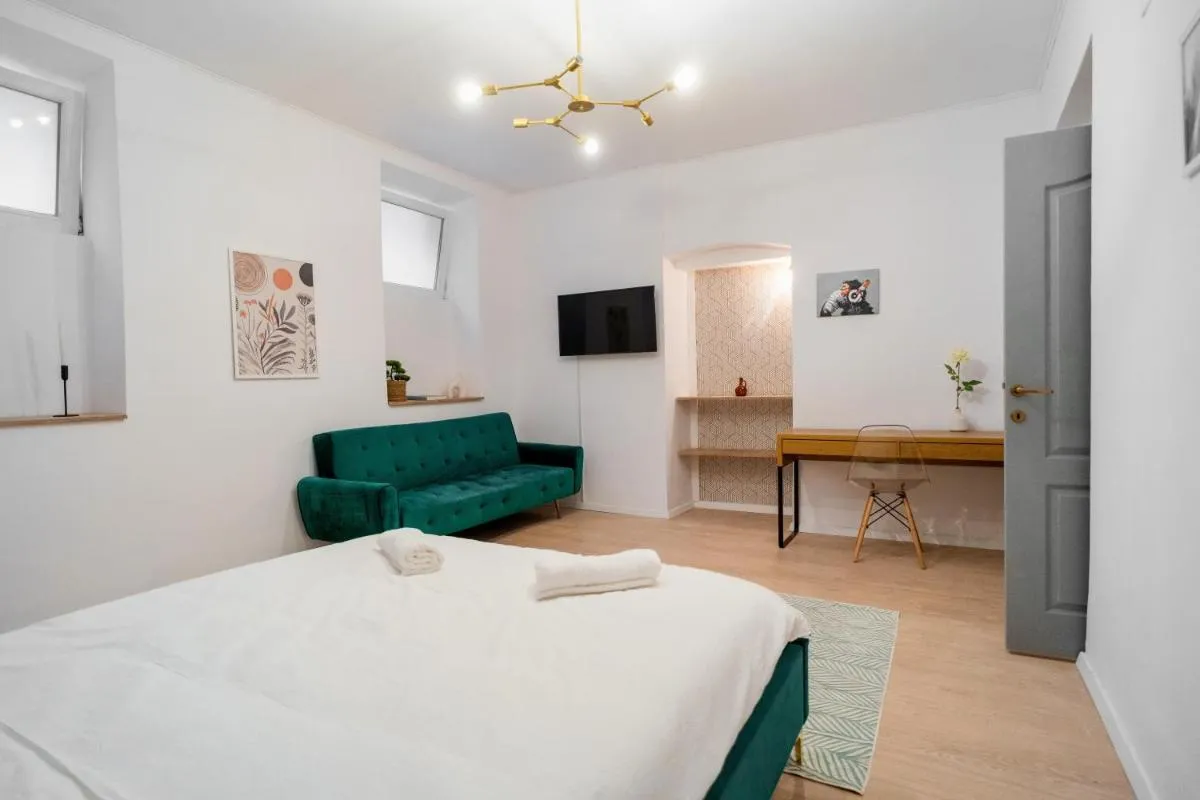 Central 4-Bedroom Apartment near Old Town — 5