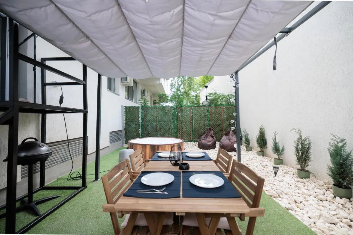 Downtown Hidden Garden with Jacuzzi in Bucharest — 5