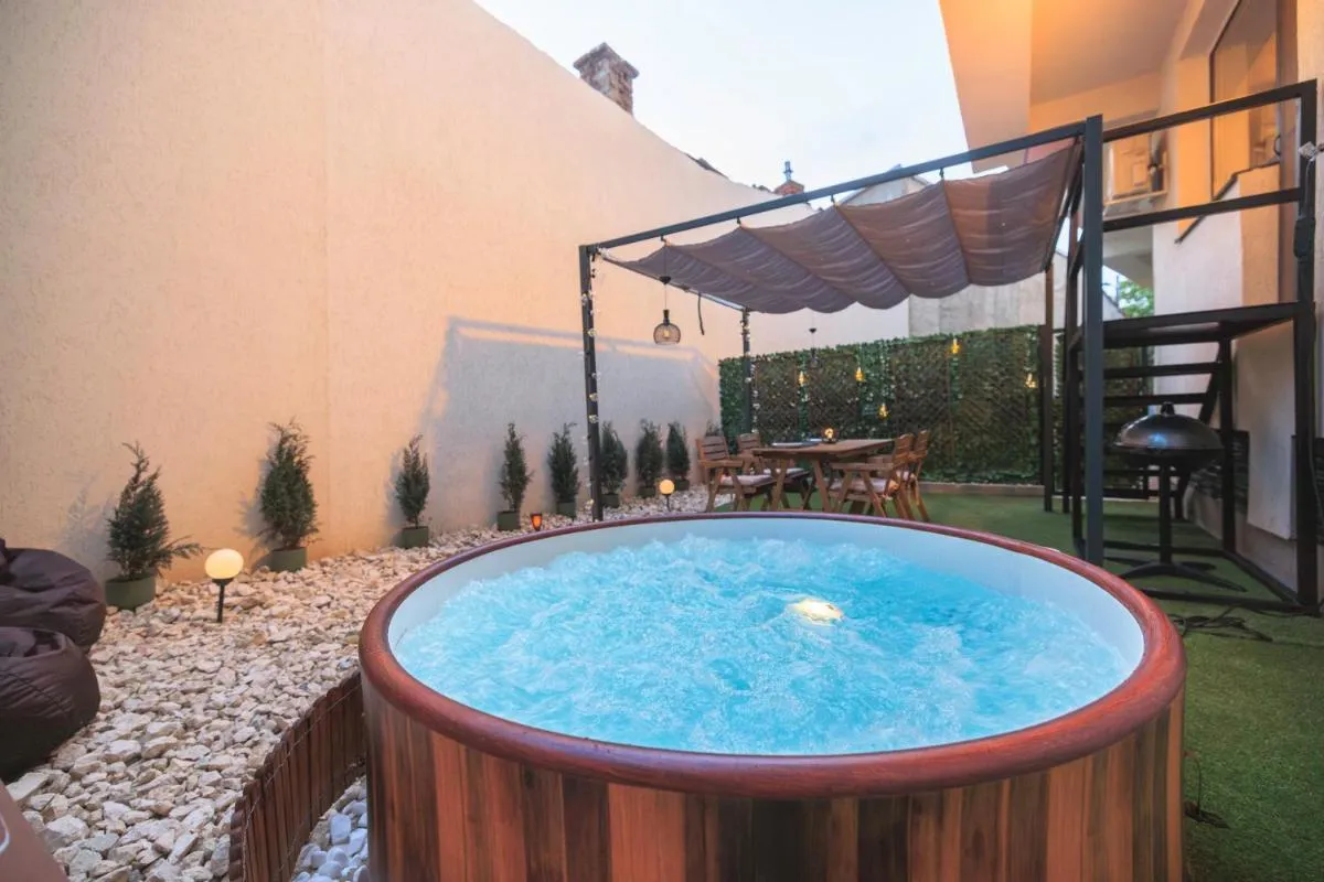 Downtown Hidden Garden with Jacuzzi in Bucharest — 4