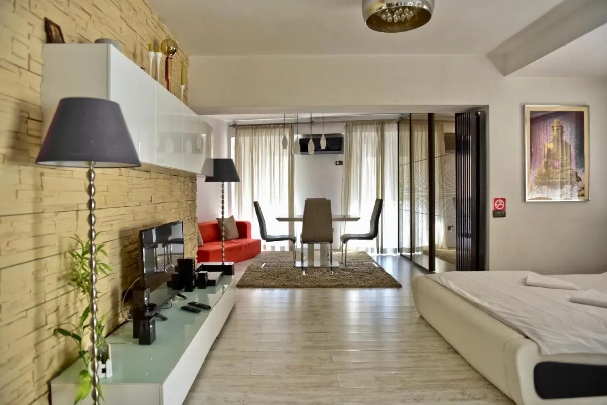 Eric Apartment 100 — 5