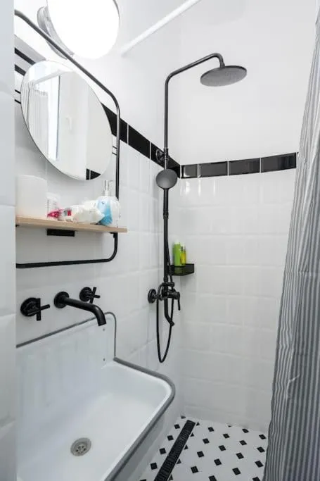 Exquisite Art Deco 2BR Apartment Prime Location — 4