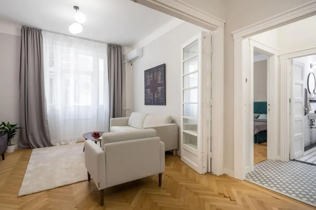 Exquisite Art Deco 2BR Apartment Prime Location — 3