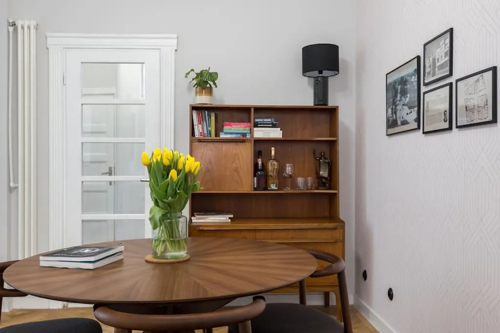 Exquisite Art Deco 2BR Apartment Prime Location — 5