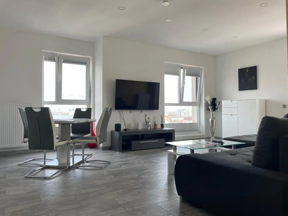Lakeview 2 Room Penthouse Rooftop Terrace W15 — 3