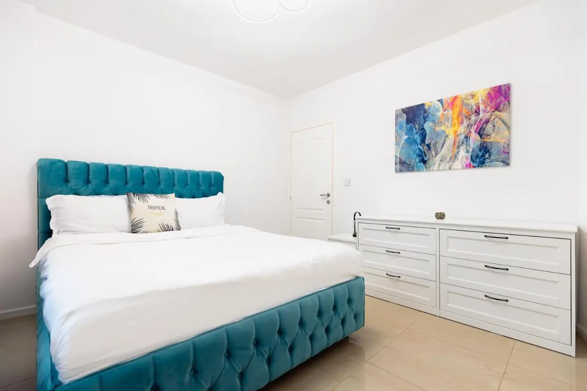 Lazy’s Haven – Modern 2BR Apt in the City Center — 4