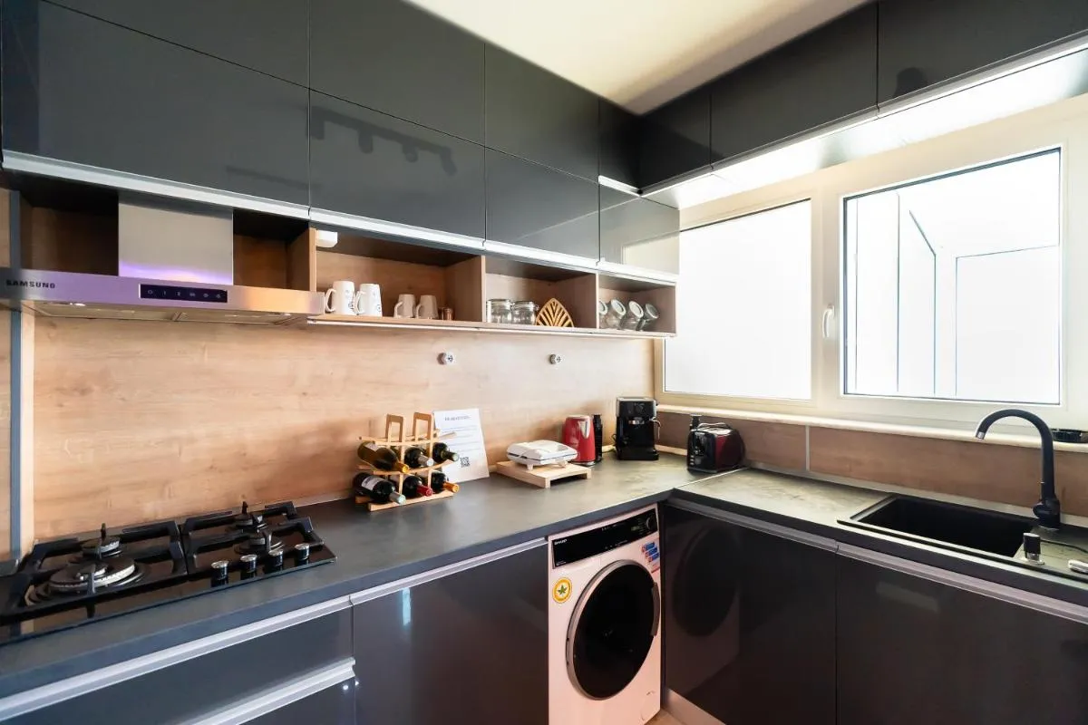 Lazy’s Haven – Modern 2BR Apt in the City Center — 2