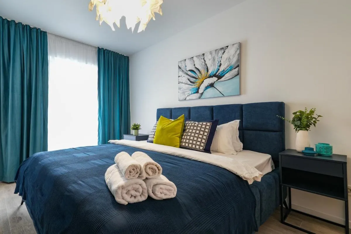 Luca – Luxury Park-View Apt with Balcony & Parking — 4
