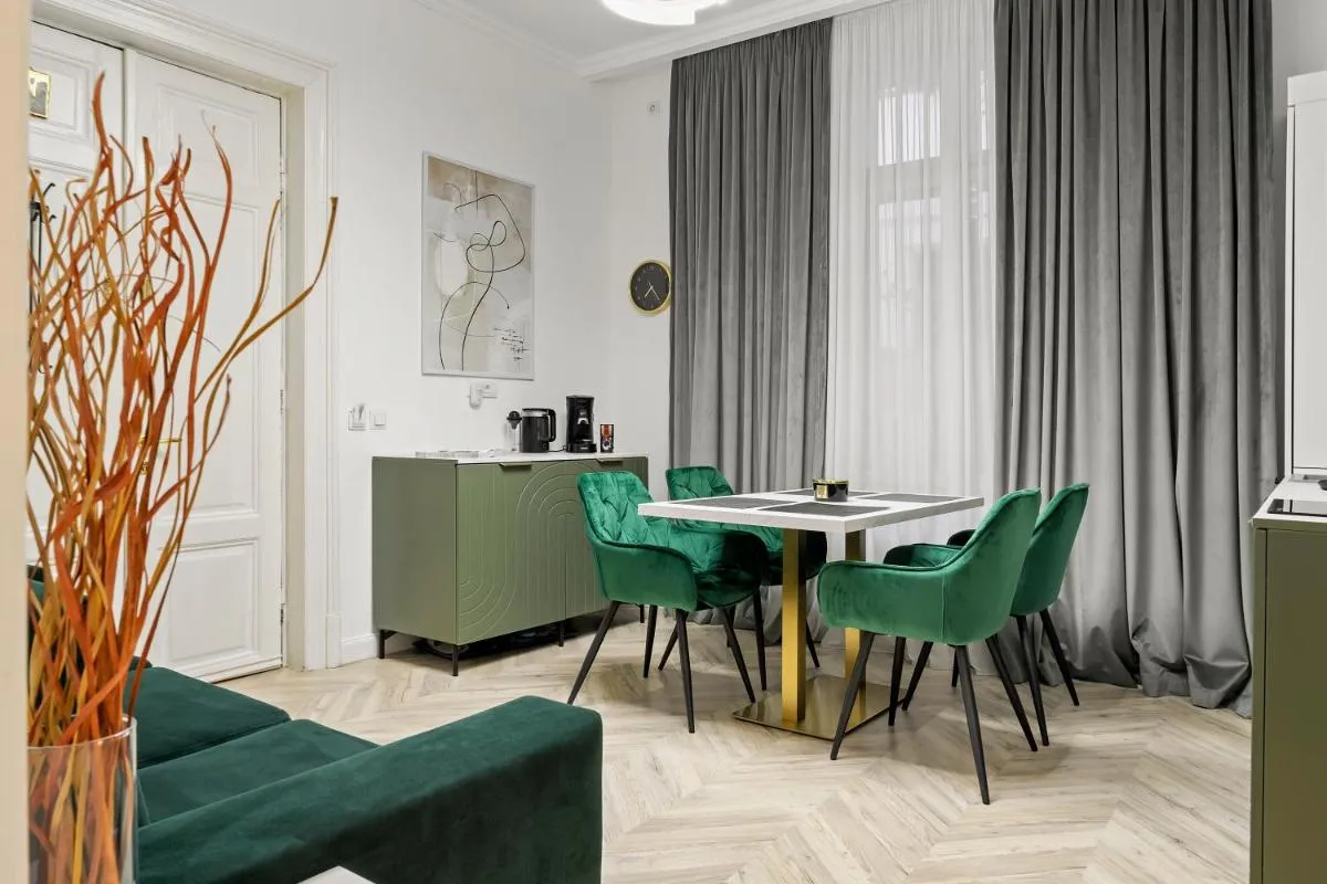 Luxury High Ceilings Garden Villa Free Parking — 2