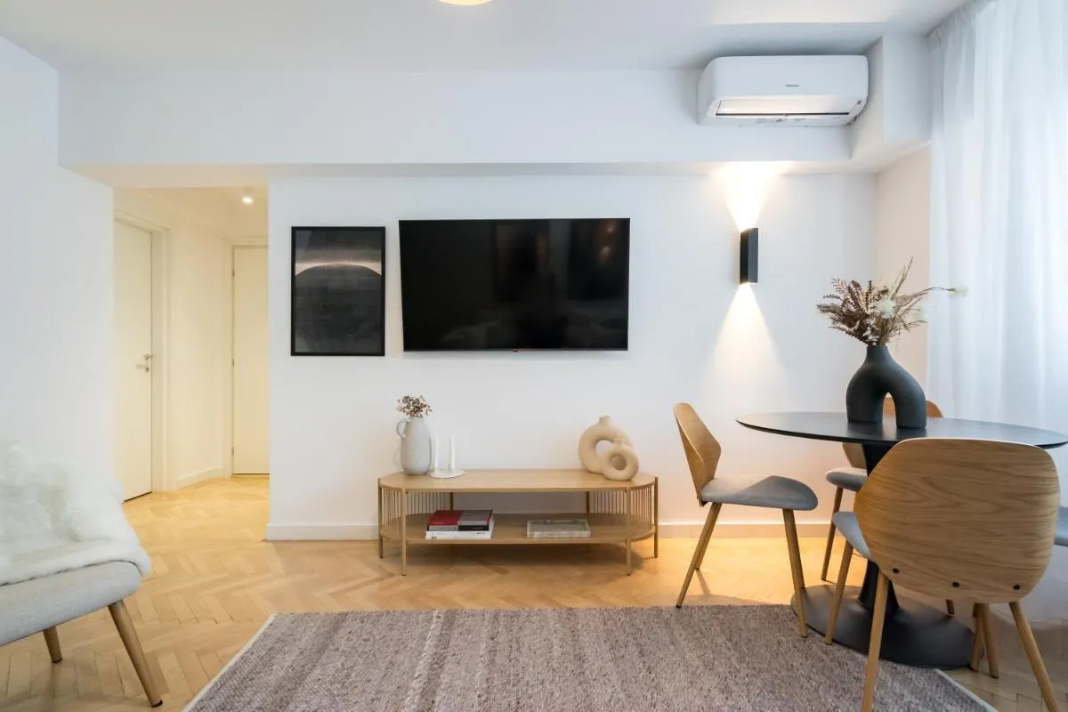 Majestic Downtown Apartment — 2