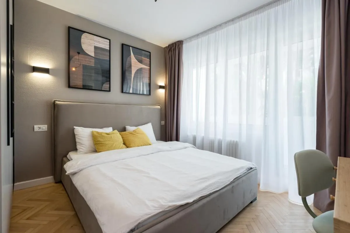 Majestic Downtown Apartment — 4