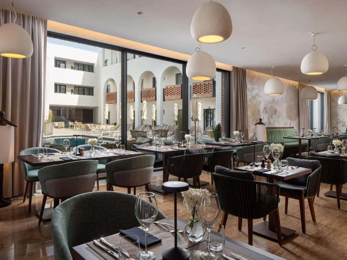 Mercure Conacul Cozieni — 2