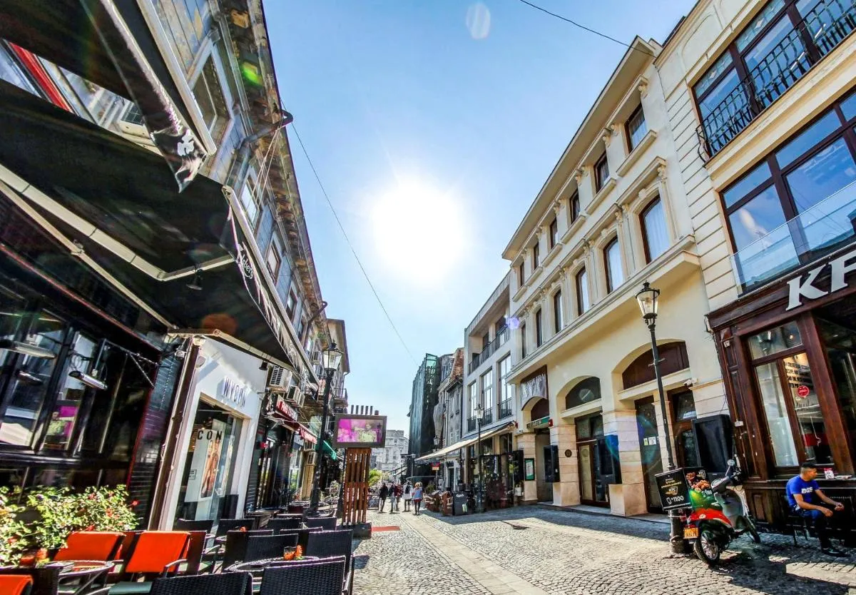 New Era Hotel Old Town Bucharest parking with fee nearby — 2