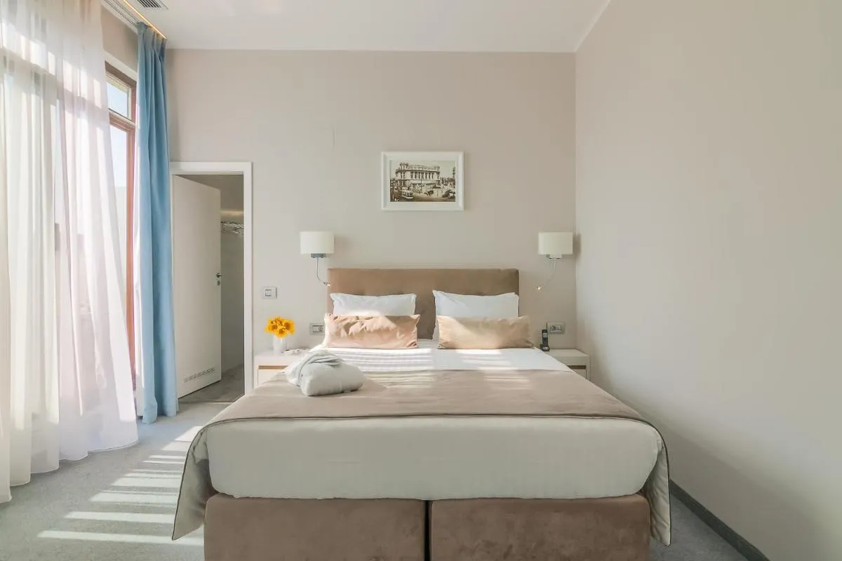 New Era Hotel Old Town Bucharest parking with fee nearby — 3