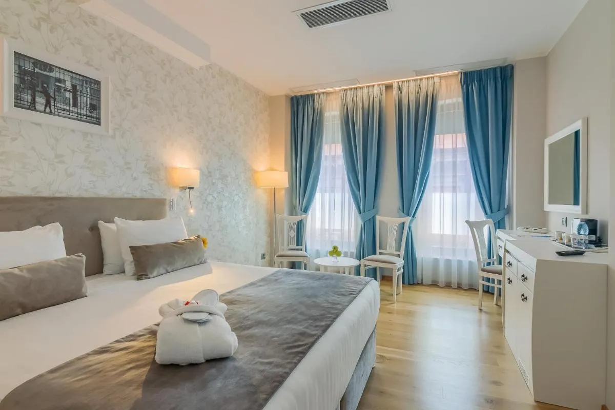 New Era Hotel Old Town Bucharest parking with fee nearby — 4