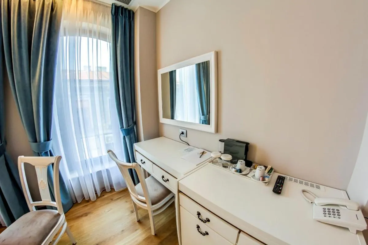 New Era Hotel Old Town Bucharest parking with fee nearby — 5