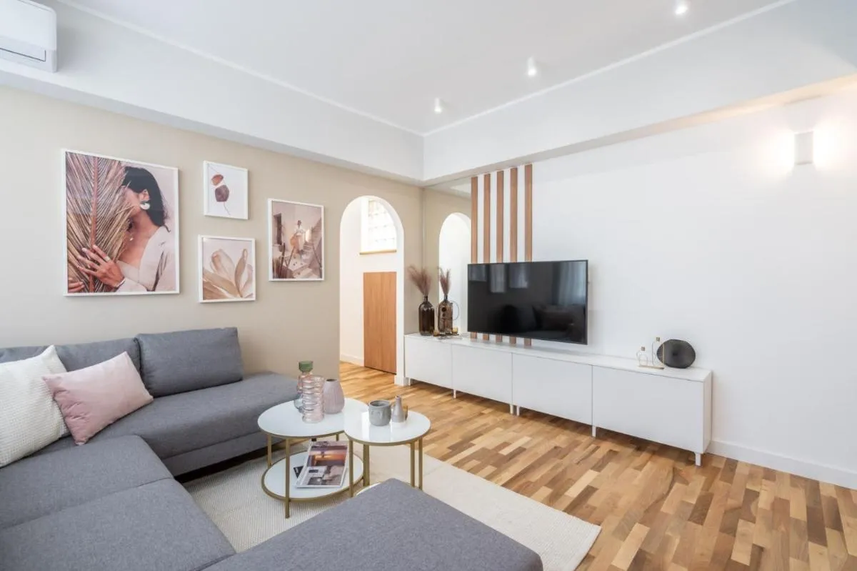 Old Town Bucharest, Lovely 2 Bedrooms Apartment — 2