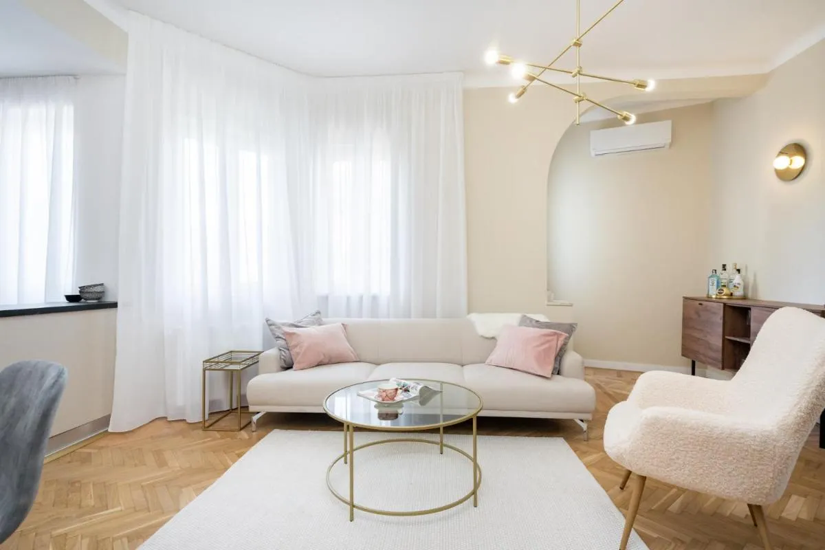 Old Town Bucharest, Luxury 2 Bedrooms Apartment — 2