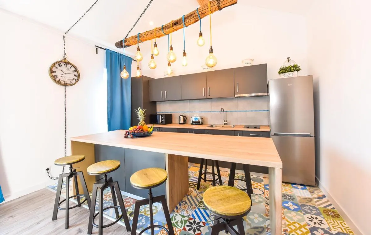 Parliament & River View Apartments — 2