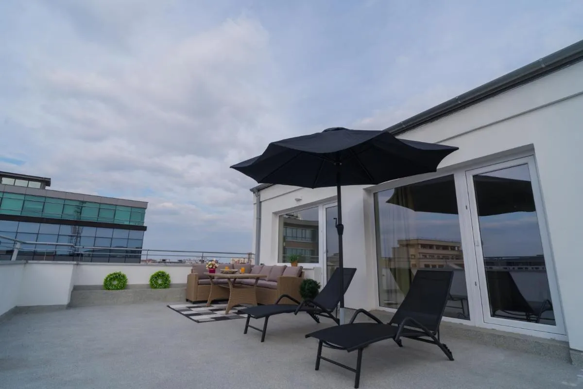 Penthouse with Huge Rooftop Terrace & City View — 2