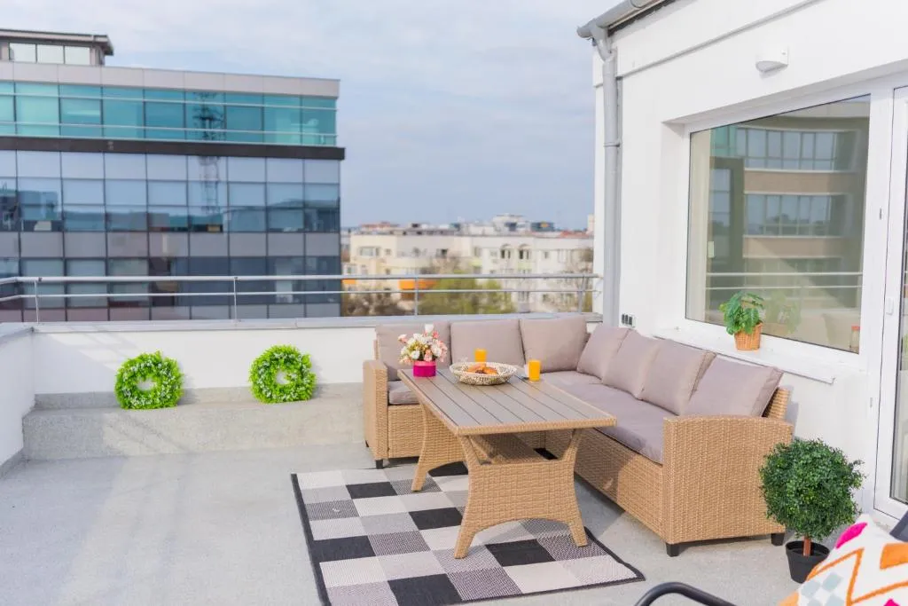 Penthouse with Huge Rooftop Terrace & City View