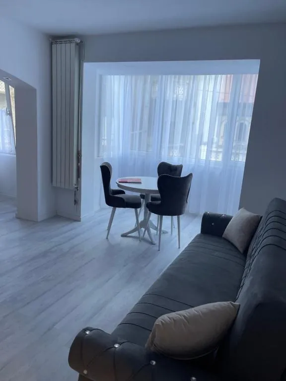 Piața Mihail Kogălniceanu nr 8