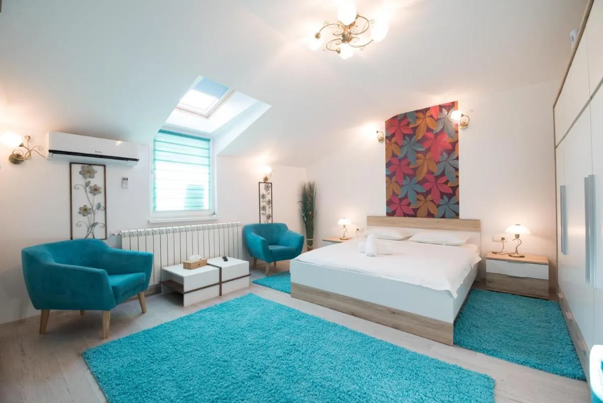 Queen Holiday Apartment — 2