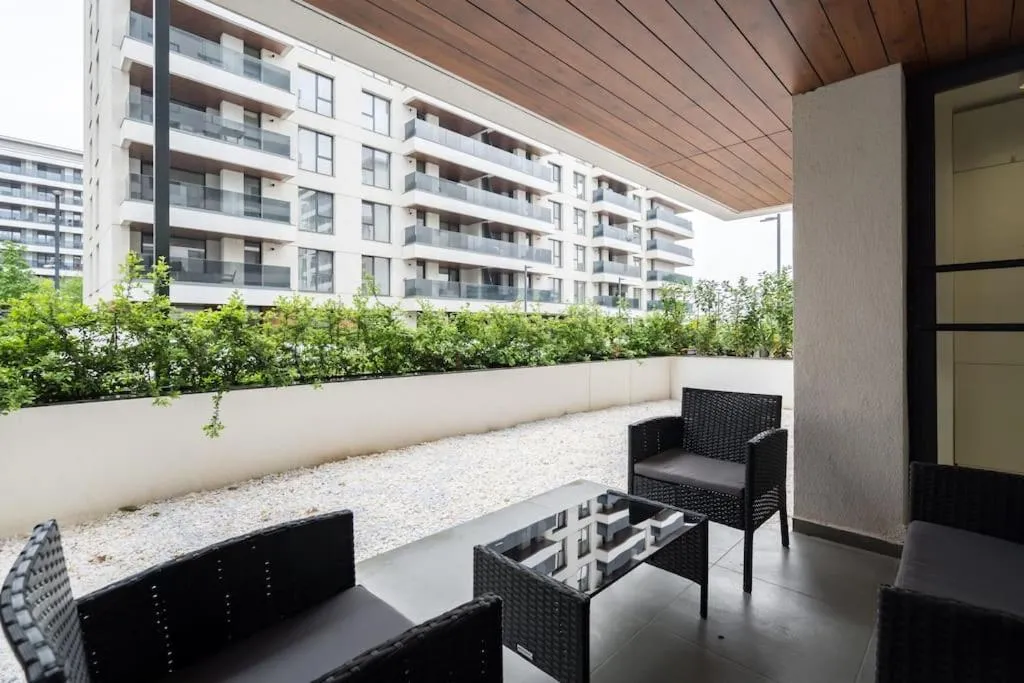 Soft Cloud 1BR in Business Area