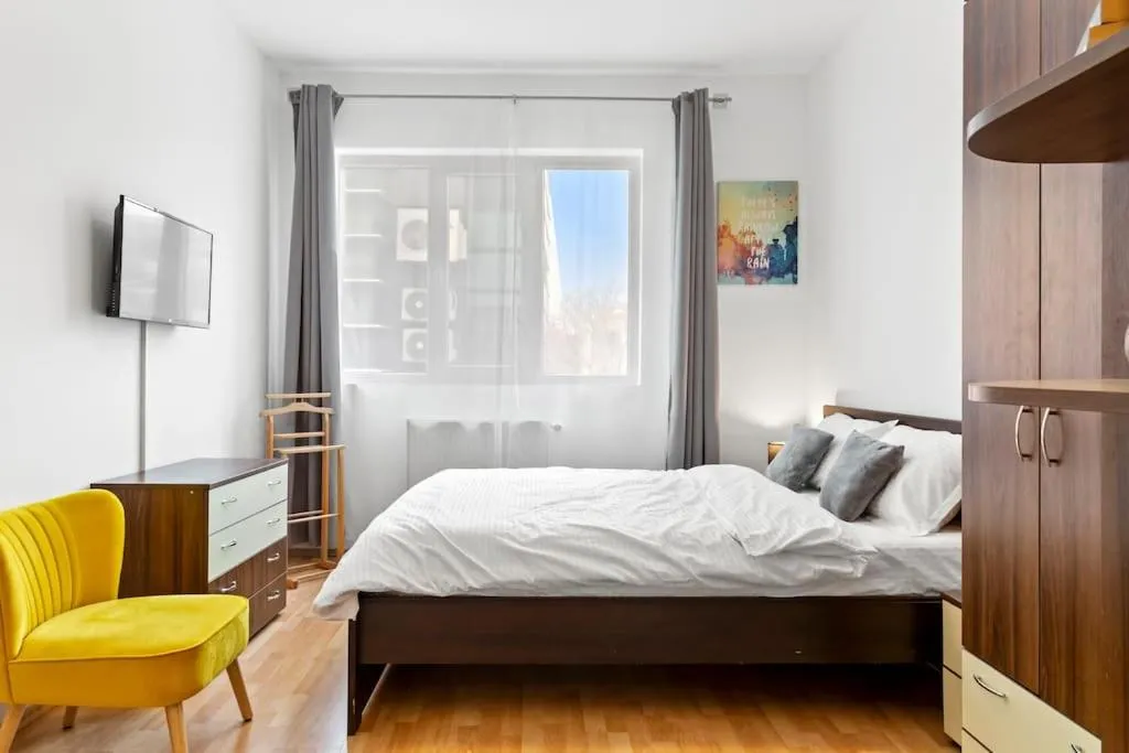 Spacious Central 3 Rooms — 2