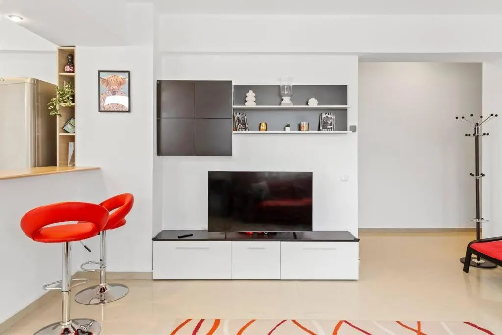 Spacious Central 3 Rooms — 3