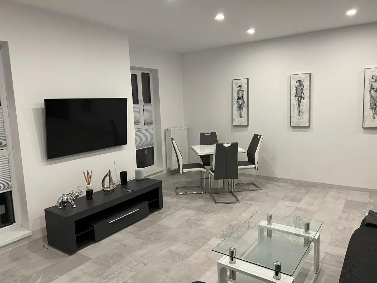 Stunning 2-Room Penthouse with Lakeview W11 — 2