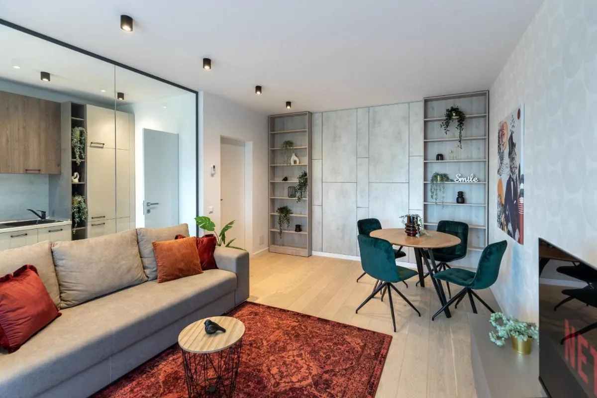 Stylish 1BR Apartment with Balcony in Vibrant Business Area — 4