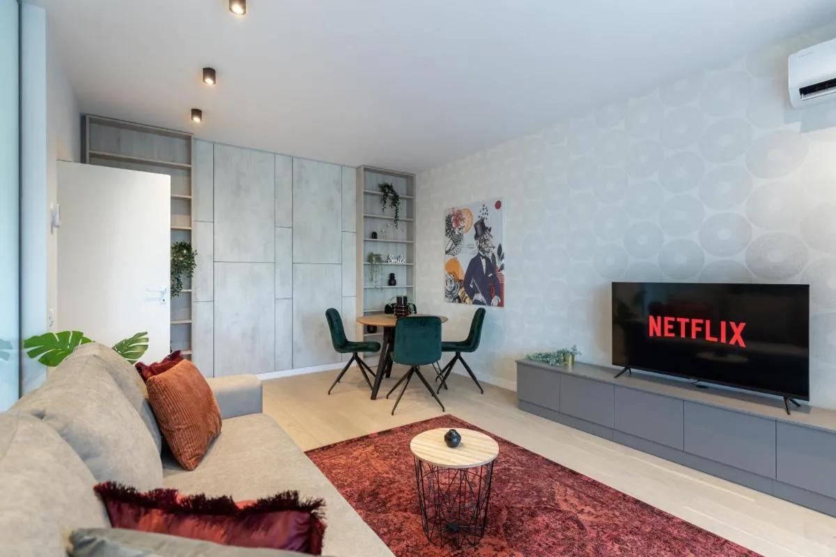 Stylish 1BR Apartment with Balcony in Vibrant Business Area — 5