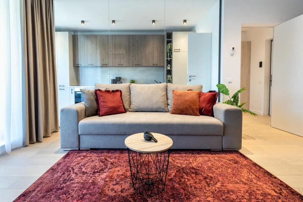 Stylish 1BR Apartment with Balcony in Vibrant Business Area — 2