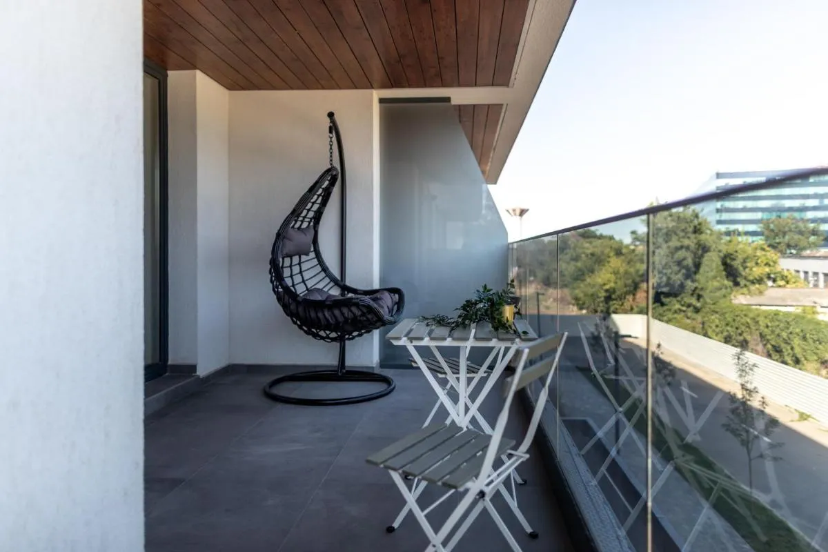 Stylish 1BR Apartment with Balcony in Vibrant Business Area — 3