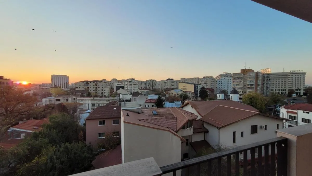 Stylish Apartment with Relaxing Sunset Views — 4