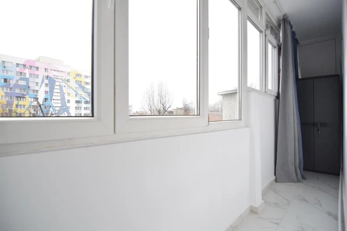 Stylish Apartment with video projector — 4