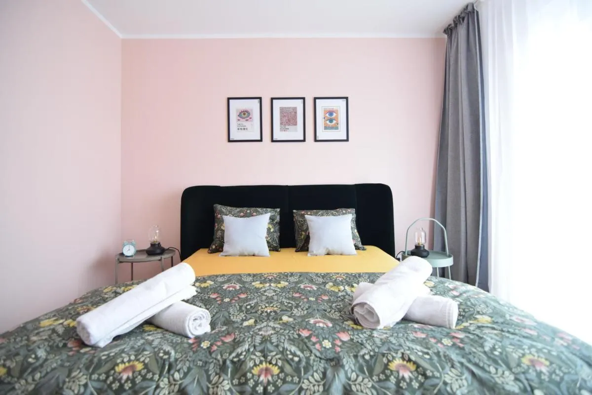 Stylish Apartment with video projector — 5