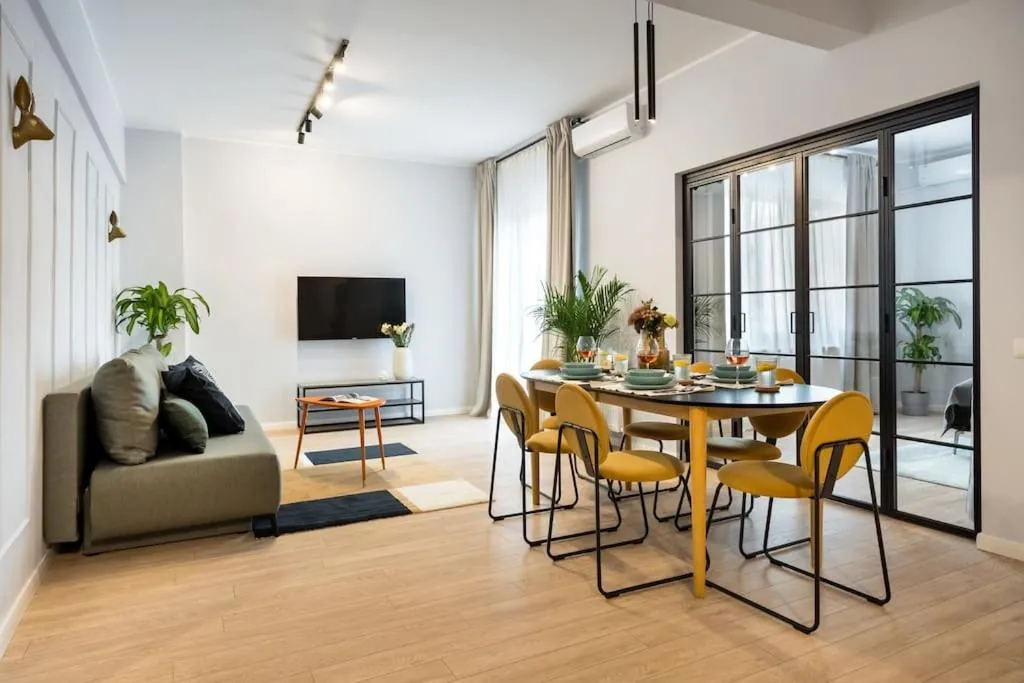 Sunny 4BR Flat – Top Location – Charming Balcony