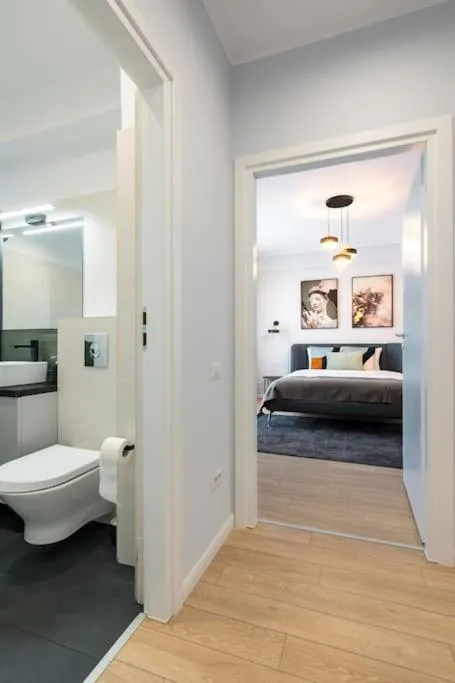 Sunny 4BR Flat – Top Location – Charming Balcony — 4