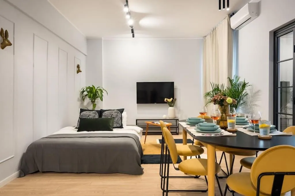 Sunny 4BR Flat – Top Location – Charming Balcony — 5