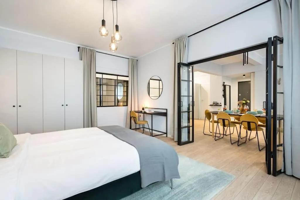 Sunny 4BR Flat – Top Location – Charming Balcony — 2