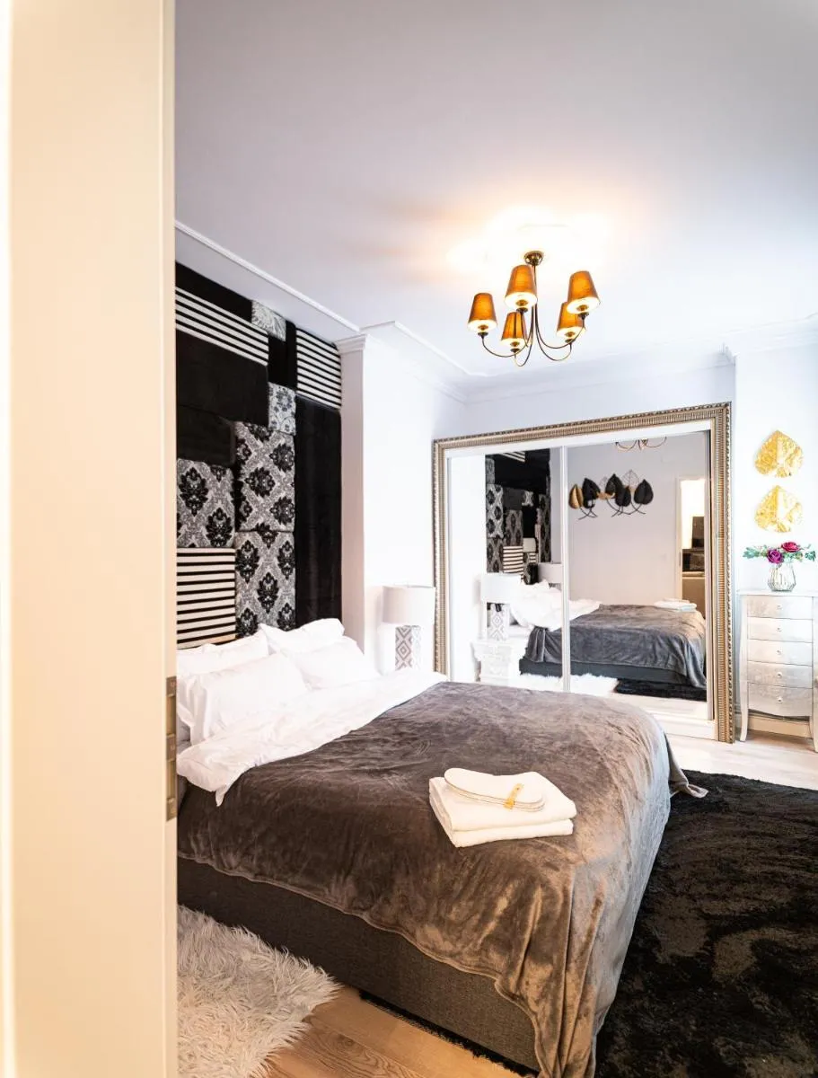The Artist – Ultracentral Designer Apartment — 3
